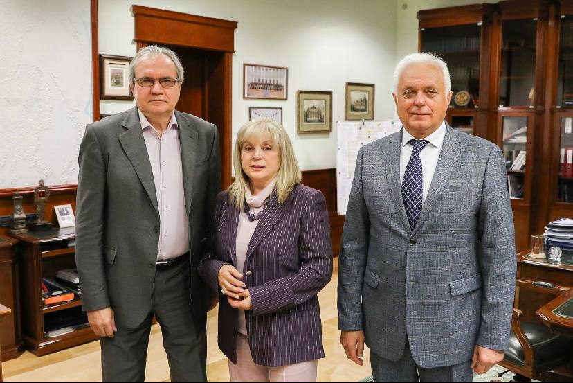 Валерий Фадеев обсудил с Эллой Памфиловой подготовку к Единому дню голосования Сегодня председатель СПЧ Валерий Фадеев и ответственный секретарь Совета Александр Точенов встретились с главой Центризбиркома России Эллой Памфиловой в преддверии Единого дня голосования 12 14 сентября На встрече обсудили взаимодействие рабочей группы СПЧ по мониторингу избирательных прав граждан МРГ с ЦИК РФ и различные оргвопросы Например обеспечение деятельности избиркомов в условиях отсутствия мобильной связи и интернета За ходом избирательной кампании будут наблюдать члены СПЧ в 12 регионах России Фото пресс служба ЦИК РФ
