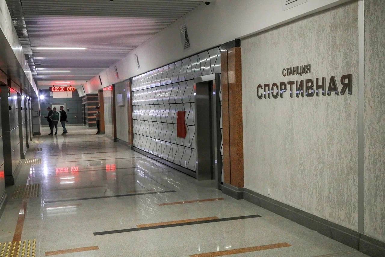 В Новосибирске протестировали работу станции «Спортивная» Работы проводились в ночное время — в технологические окна, после снятия напряжения с контактного рельса, сообщил мэр города в своём ТГ-канале. Успешно протестирован первый пятивагонный состав с новой системой синхронного открывания дверей. Система корректно работает как с четырёх-, так и с пятивагонными поездами. Уже завершены настройка и техническое обслуживание платформенных дверей. Автоматика полностью отлажена — двери срабатывают при открытии и закрытии, в экстренных ситуациях и при сигнале «пожар». Всё выполнено в соответствии с проектной документацией и программой пусконаладочных работ. Платформенные двери предотвращают случайное попадание пассажиров на пути, защищают от сквозняков и перепадов температур, помогая поддерживать комфортную температуру на платформе круглый год. Всего на станции установлено 40 автоматических перегородок. Строительство станции планируют завершить к 1 сентября 2025 года. Ведомости