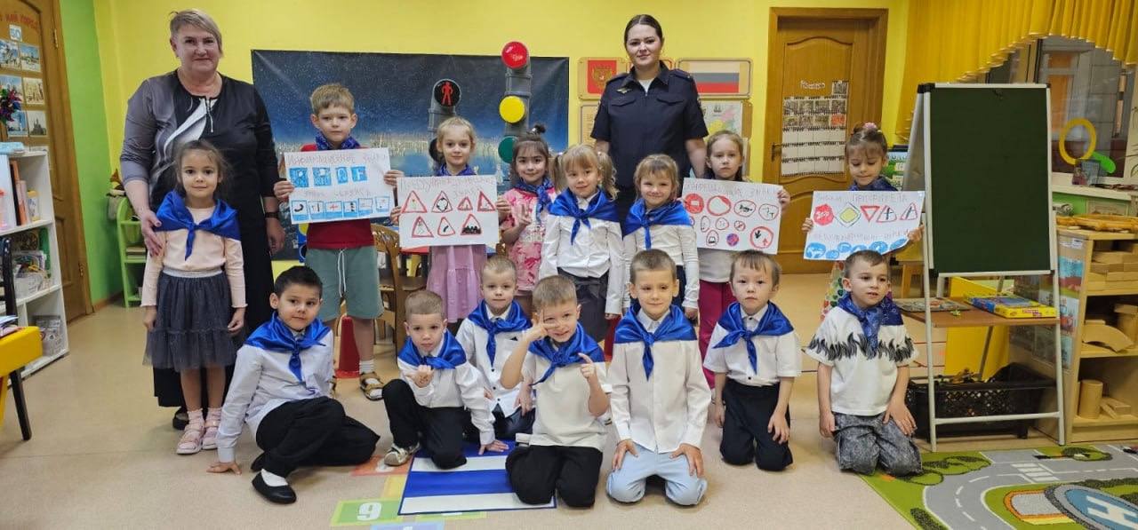 В Новом Уренгое прошло торжественное мероприятие дошкольники стали юными помощниками инспекторов движения Под аплодисменты собравшихся гостей состоялось посвящение воспитанников детского сада Созвездие в юные помощники инспекторов движения Юные кандидаты продемонстрировали свои знания Правил дорожного движения и безопасного поведения на дороге Дети в игровой форме закрепили правила дорожной безопасности полученные дома и в детском саду В честь этого события ребята исполнили подготовленные стихи и песни о безопасности на дорогах После увлекательных конкурсов воспитанники детского сада обрели почетное право называться юными помощниками инспекторов движения Автоинспекторы поздравили новоиспеченных помощников и выразили благодарность воспитателям детского сада за активную и важную работу по пропаганде безопасности дорожного движения Подписаться на Госавтоинспекцию Ямала мвдроссии полиция гибддянао гибдд янао новыйуренгой