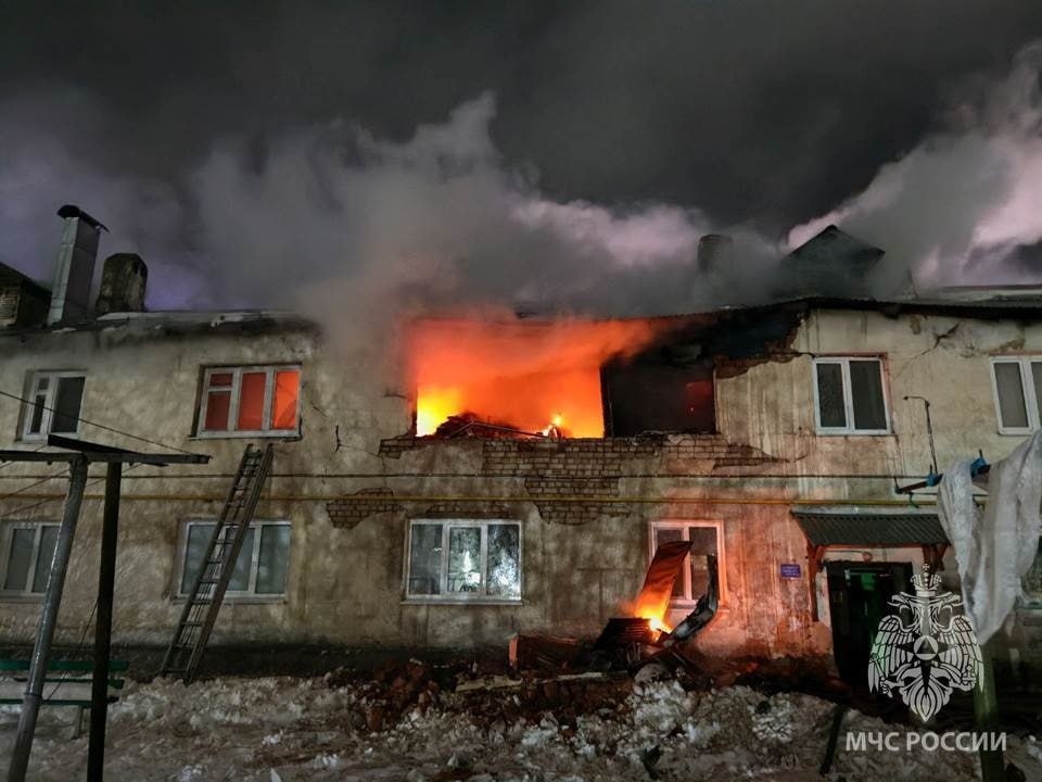 Семь человек спасли сотрудники МЧС на пожаре в Богородске, сообщили в ведомстве.  На месте работают более 70 специалистов и 24 единицы техники.  Фото: ГУ МЧС по Нижегородской области    Подписывайтесь на «Ъ-Приволжье» Оставляйте «бусты»