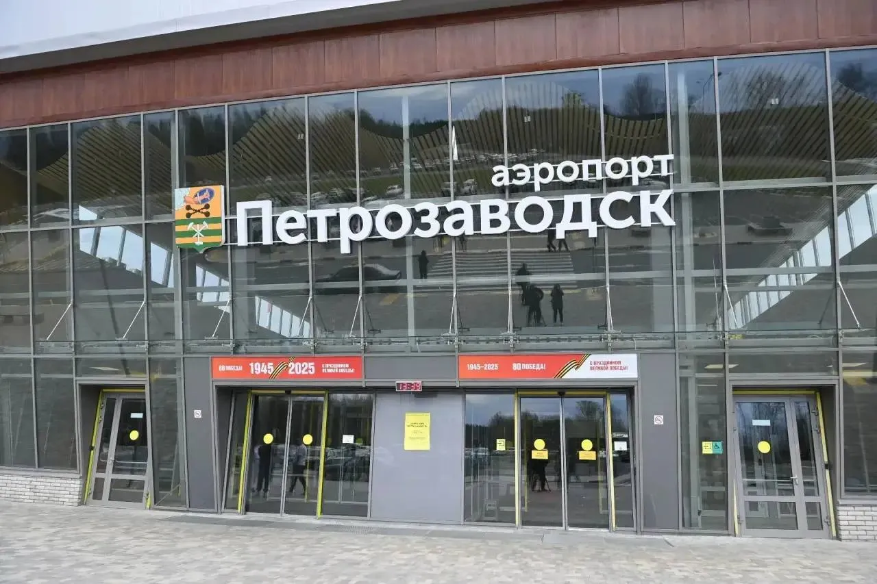 Летим в Мурманск С 3 июня открываем новый маршрут Прямое авиасообщение свяжет Петрозаводск и Мурманск Рейсы еженедельные по средам Выполнять их будет авиакомпания ЮВТ АЭРО Время в пути порядка полутора часов Расписание такое Вылет из Петрозаводска в 11 40 прибытие в Мурманск в 13 10 Вылет из Мурманска в 14 00 прибытие в Петрозаводск в 15 25 Этот рейс субсидируется из федерального бюджета поэтому стоимость билетов ниже коммерческой Напомню что работу по расширению географии полетов из Карелии мы не прекращаем Как и планировали 3 мая открыли авиасообщение с Минском ссылка на пост про первый рейс а на прошлой неделе с Самарой Кроме того из аэропорта Петрозаводск сегодня можно улететь в Москву Калининград Минеральные Воды Екатеринбург Казань Махачкалу и Сочи НашаКарелия ТранспортКарелии
