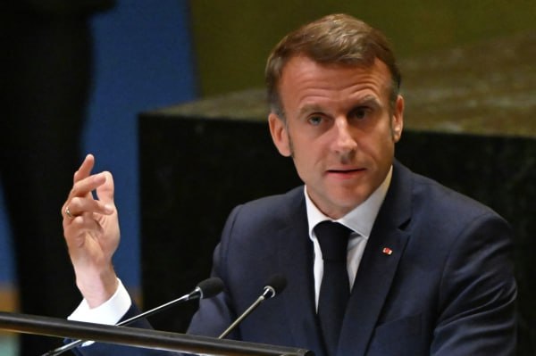 Эммануэль Макрон заявил о необходимости возобновления диалога с Владимиром Путиным Европа должна найти способ для общения с российским лидером в ближайшие недели отметил президент Франции По его словам для ЕС это было бы полезно передаёт Agence France Presse Я считаю что в наших интересах как европейцев и украинцев найти подходящую основу для возобновления дискуссии сказал Макрон Ранее глава республики отмечал что решение о бессрочной заморозке активов РФ позволило европейцам обеспечить себе более четкие перспективы теперь это следует обеспечить и для Украины Подписаться на Говорит Москва Telegram VK MAX