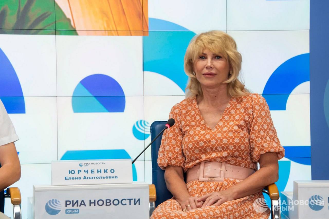 В октябре в Крыму пройдет большой гастрономический фестиваль. Об этом в пресс-центре РИА Новости Крым рассказала директор офиса перспективного развития Корпорации развития РК Елена Юрченко. Там презентуют первые варианты уникального крымского меню. "Это будет отдельное брендирование, отдельная история для заведений питания разного уровня", – пояснила она. Акцент сделают на качественные продукты крымской "самости": ялтинский лук, судакские каперсы, спаржа, вино и сыры. 2 4 ⏹5 6