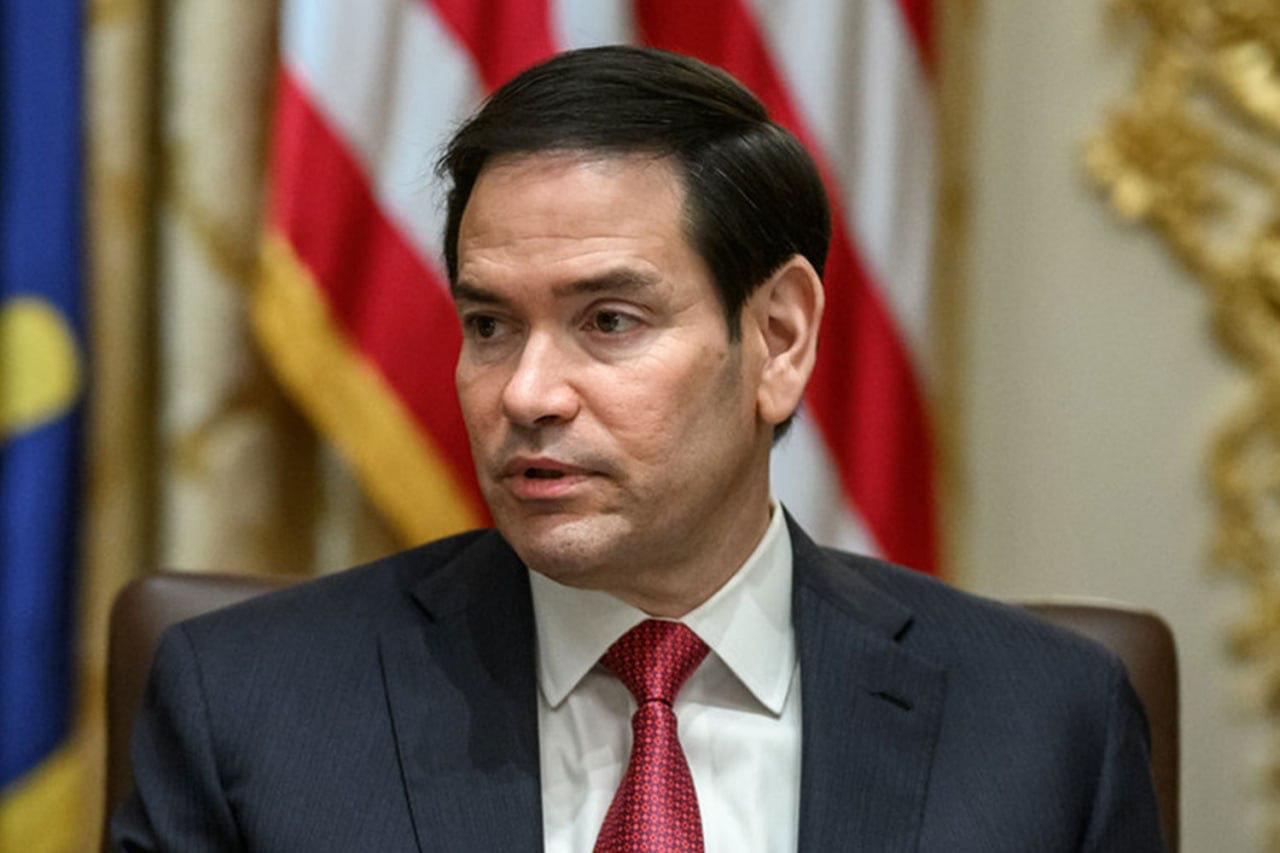 Госдеп США отказался от шрифта Calibri и вернул Times New Roman в рамках борьбы с наследием прошлой администрации Джо Байдена пишет газета The New York Times Американский госсекретарь Марко Рубио издал распоряжение Возвращение к традициям для всех документов департамента обязателен шрифт Times New Roman 14 кегль Тем самым он отменил нововведение экс президента Джо Байдена 2023 года назвав его расточительной уступкой в угоду разнообразию равенству инклюзивности и доступности Переход на Calibri ничего не дал кроме ухудшения качества официальной переписки департамента приводит газета слова Рубио Official White House Telegram Max