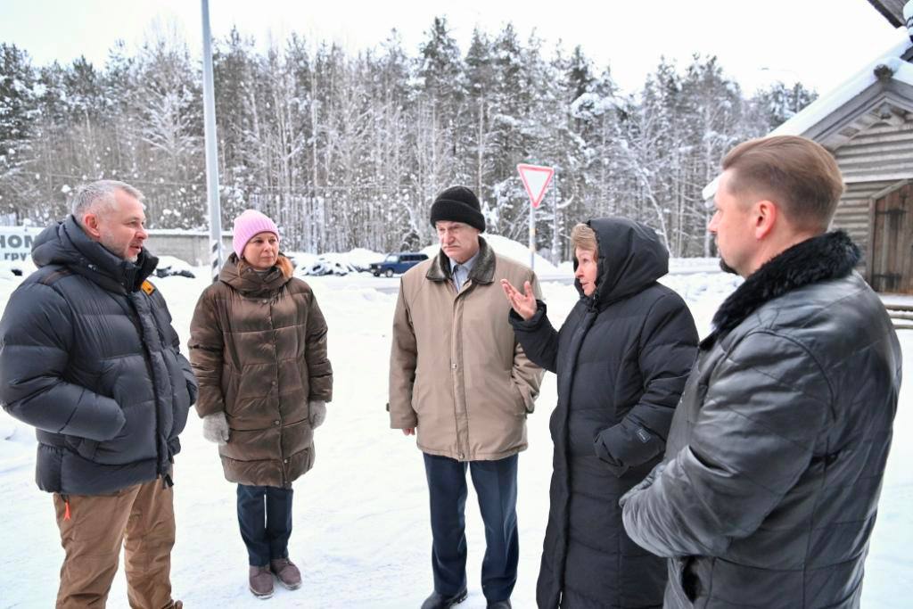 Во время рабочей поездки в Медвежьегорский округ первый заместитель главы Карелии Сергеев и депутат Госдумы Пивненко обсудили не надлежащую подготовку ПАО Россети к проведению отопительного сезона посетили Успенскую часовню Премьер министр дал поручение провести проверку состояния электросетевого хозяйства и по ее результатам принять исчерпывающий комплекс мер по исправлению создавшейся ситуации вплоть до обращения в собственность Карелии объектов этой сетевой организации ускорить процесс подключения часовни к электросетям