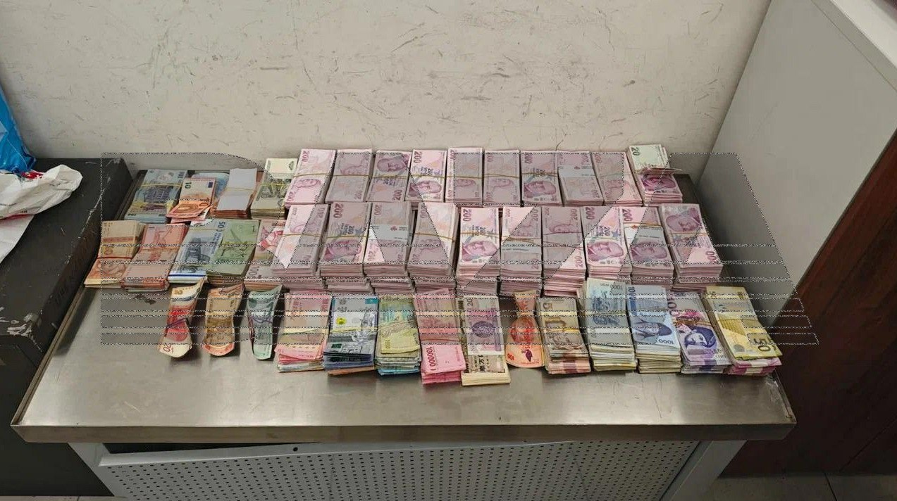 Чемодан денег и неудачный побег в Шереметьево поймали контрабандиста В Шереметьево задержали россиянина с чемоданом в котором нашли валюту 10 стран на сумму более 110 тысяч долларов передает ArbatMedia   Прислать новость