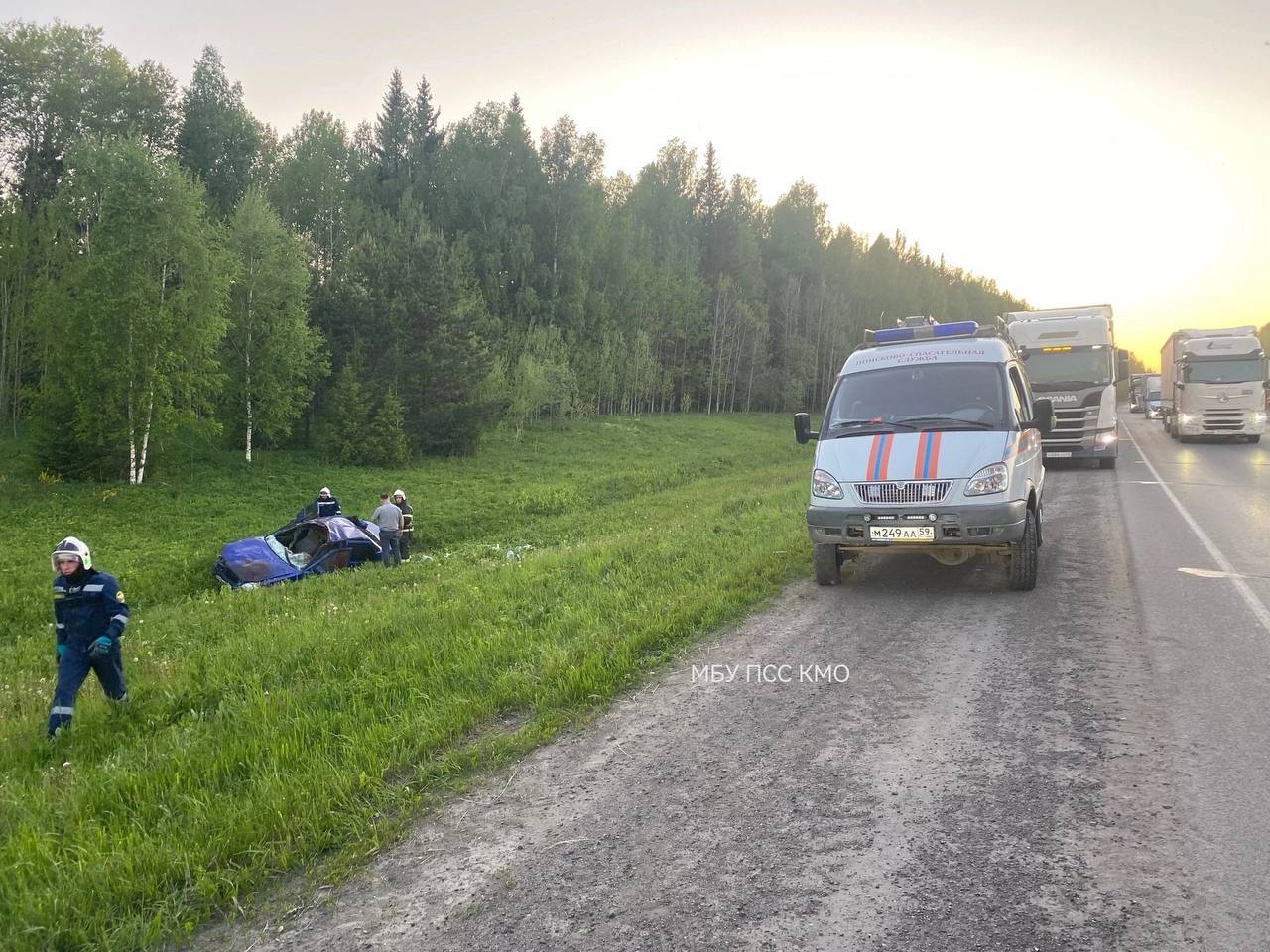Ещё одного лося сбили на трассе в Прикамье. Легковушка врезалась в пробегавшее мимо парнокопытное в Кунгурском округе. В результате аварии травмы получили три человека: девушка 2006 года рождения и двое мужчин — 2003 и 1989 годов рождения. Животное погибло на месте происшествия. Берегите себя и будьте внимательны на дрогах — там сейчас много рогатых. Подписаться Прислать новость