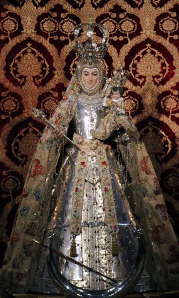 В испанской Гранаде из храма украли 18 украшений с образа Девы Марии Двое мужчин без масок и суеты спокойно обнесли святыню а настоятель заметил пропажу только через несколько дней Сама статуя цела но как заявили прихожане случившееся стало для них серьезной потерей Сейчас полиция ищет виновников Кажется у луврских похитителей появились подражатели   Подпишитесь на Абзац TG VK Дзен MAX Rutube