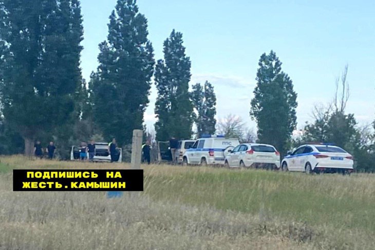 Сбежавшего из части контрактника ищут в Волгоградской области В Камышинском районе Волгоградской области, по сообщению местных жителей, силовики вечером 8 июня разыскивают бежавшего из военной части контрактника. Официально информацию в правоохранительных органах не комментируют. По данным анонимных Telegram-каналов, которые, подчеркнем, официально не подтверждены и не опровергнуты, сбежавший из части ранил двух человек. В настоящее время ведётся розыск, сотрудники силовых ведомств прочесывают лесопосадки.