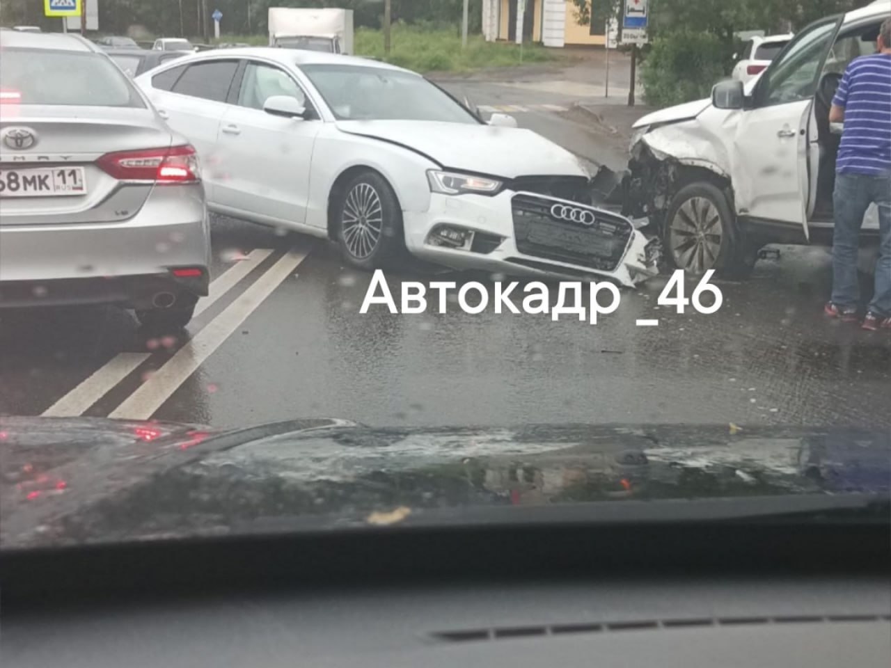 В аварии из двух машин в Курске пострадал человек    На улице Красный Октябрь столкнулись "Ауди А5" и "Киа Соренто".     Водитель автомобиля "Киа" с травмами доставлен в больницу.   — Полиция выясняет причины и обстоятельства произошедшего, действиям его участников будет дана правовая оценка, — сообщили в УМВД России по Курской области.  Фото: Автокадр_46    Вести-Курск. Только проверенная информация       Прислать новость