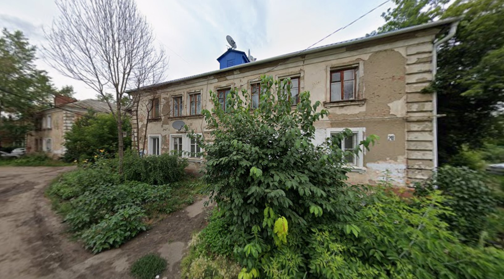 Мэр Омска подписал постановление о признании аварийным многоквартирного дома на улице 20 лет РККА 246 Двухэтажку построили в 1954 году Сейчас её признали непригодной для проживания В документе также указан срок расселения жильцов до 31 декабря 2032 года Признать многоквартирный дом расположенный по адресу улица 20 лет РККА дом 246 аварийным и подлежащим сносу Установить срок отселения физических и юридических лиц из многоквартирного дома указанного в пункте 1 настоящего постановления до 31 декабря 2032 года говорится в постановлении Следить за тем как будет исполняться решение поручено первому заместителю мэра Омска и директору департамента имущественных отношений Евгению Романину Источник фото google com maps Будьте в курсе даже офлайн NGS55 в MAX