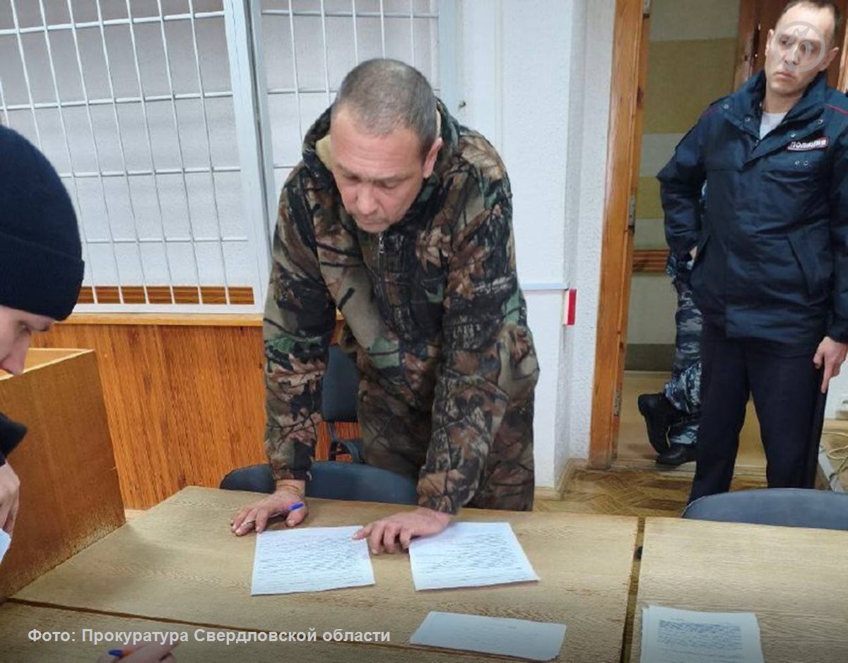 В Новоуральске бывший главный специалист территориального отдела министерства агропромышленного комплекса и потребительского рынка Свердловской области осужден за взятки и служебный подлог Как сообщили в прокуратуре региона суд назначил ему наказание в виде 14 лет колонии строгого режима Суд установил что с 2014 года до сентября 2023 года осужденный получал деньги от представителей поднадзорных ему организаций общая сумма взяток превысила 3 4 млн руб Также он получил топливную карту с помощью которой покупал дизельное топливо для личного пользования Взамен он выдавал организациям свидетельства о техосмотре самоходной техники без фактической проверки кроме того деньги чиновник получал за попустительство по службе Подписывайтесь на Ъ Урал