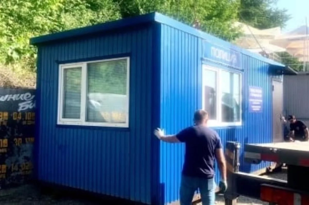 На пляже Юбилейный во Владивостоке открыт стационарный пост полиции , который, как сообщила пресс-служба УМВД города, расположен рядом с фонтаном и работает круглосуточно . Сотрудники полиции обеспечивают порядок и оперативно реагируют на возможные происшествия на территории пляжа и набережной . Пункт оснащён всем необходимым для приёма обращений граждан и способствует повышению безопасности жителей и гостей города . #Владивосток #полиция #безопасность #пляжЮбилейный Подробнее