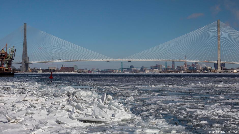 Трамп пригрозил сорвать открытие моста между США и Канадой и потребовал справедливости и уважения Мост имени Горди Хоу должен соединить канадский город Виндзор с американским Детройтом Его должны открыть в этом году однако президент США Дональд Трамп поставил под сомнение судьбу проекта сославшись на якобы враждебное отношение Канады к США и ее сотрудничество с Китаем Я не позволю открыть этот мост пока Соединенные Штаты не получат полную компенсацию за все что мы им предоставили и что немаловажно пока Канада не будет относиться к Соединенным Штатам со справедливостью и уважением которых мы заслуживаем написал Трамп в Truth Social Глава Белого дома настаивает что США должны владеть по крайней мере половиной проекта Строительство моста финансирует Канада она же отвечает за его обслуживание в течение следующих 36 лет Во время своего первого срока Трамп поддерживал проект моста и в совместном заявлении с тогдашним канадским премьером Джастином Трюдо подчеркивал что с нетерпением ждет скорейшего завершения строительства Отношения Канады и США стремительно ухудшаются с начала второго президентского срока Дональда Трампа который не раз грозил сделать страну 51 м штатом США Как отмечает Politico гнев президента США также вызвало выступление канадского премьера Марка Карни на экономическом форуме в Давосе В нем Карни обвинил великие державы в разрыве мирового порядка и призвал державы среднего уровня включая Канаду к формированию нового порядка dwglavnoe