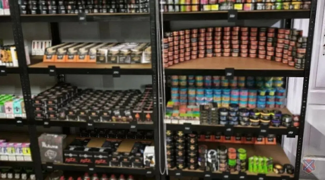 В Волгоградской области накрыли точки по продаже нелегальных вейпов и жидкостей Уголовное дело возбудили в отношении 30 летнего жителя подмосковного Видное По данным регионального ГУ МВД России он покупал крупные партии немаркированных вейпов и сбывал их в арендованных торговых точках в Палласовском Николаевском и Старополтавском районах Во время обысков нашли более 2300 емкостей с никотином порядка 1300 электронок и 65 сменных картриджей Сумма превысила 7 6 миллиона рублей Подписаться Перейти на сайт MAX