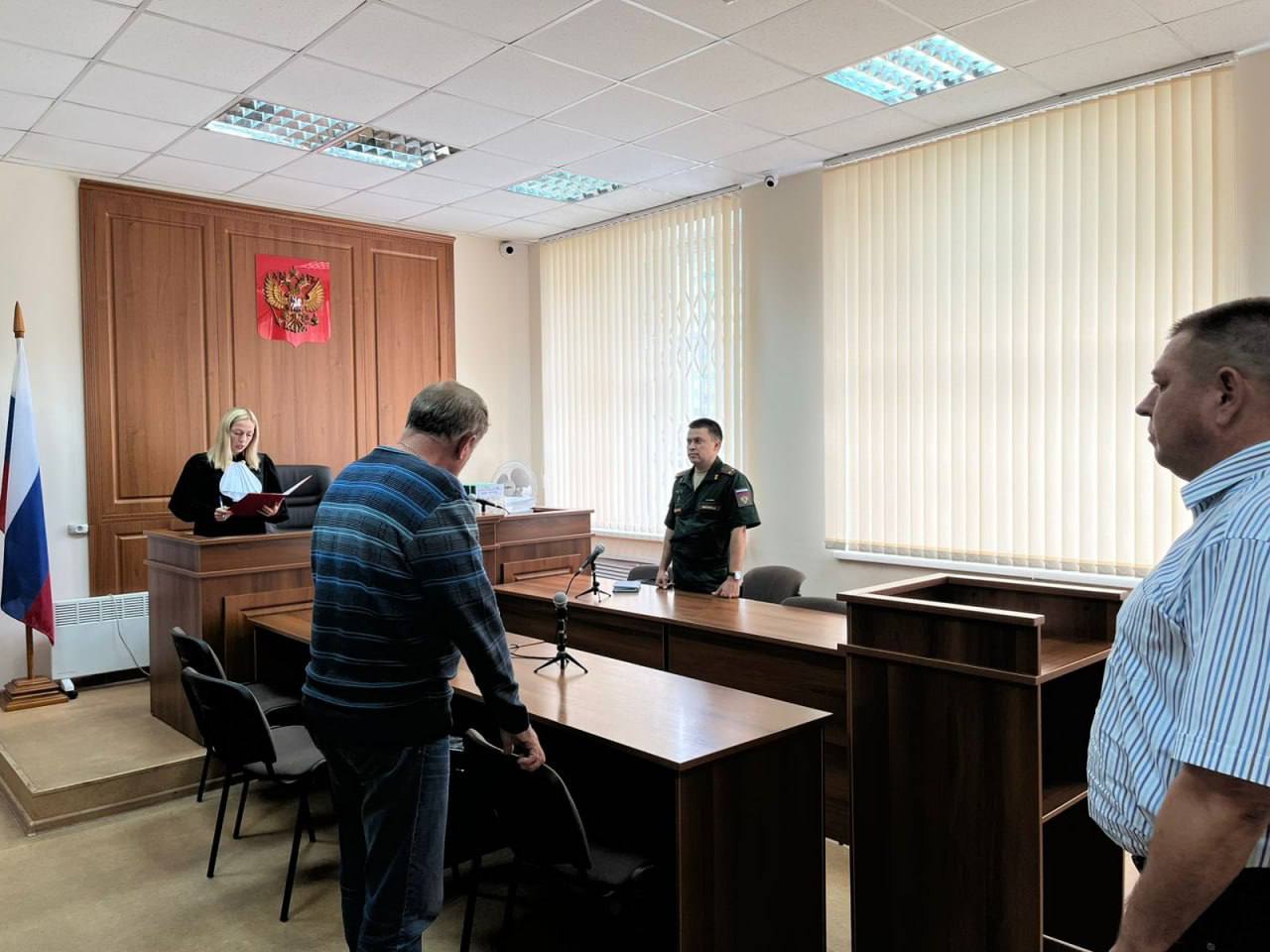 Сорвавшего гособоронзаказ начальника из Екатеринбурга не стали наказывать Бывшему главе филиала ЖКУ Минобороны Дмитрию Есину грозило до четырех лет колонии, но суд решил закрыть дело. По версии следствия, он принял у подрядчика ремонт учебного центра в Омске, хотя на самом деле работы не были завершены. Так Есин планировал «приукрасить действительное положение дел и избежать дисциплинарной ответственности», сообщили в Кировском райсуде. Ущерб Минобороны составил 192 тыс. рублей. Он его полностью возместил. Фото: Кировский районный суд Екатеринбурга Новости из Екатеринбурга