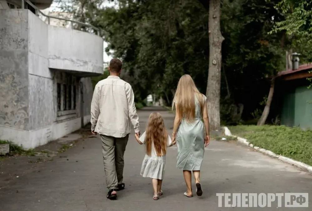 Новые ставки по семейной ипотеке могут одобрить в России до конца года Закон о дифференцированной ставке по семейной ипотеке может принять Госдума Госдума до конца 2025 года может принять закон о введении дифференцированной ставки по семейной ипотеке в зависимости от количества детей рассказал РИА Новости глава комитета ГД по финрынку Анатолий Аксаков Анатолий Аксаков отвечая на вопрос какие рассматриваются варианты ставок уточнил что на данный момент обсуждаются такие ставки как 4 6 и 10 или 12 Так если в семье один ребенок то это будет ставка в 10 или 12 если родился второй то ниже 6 а если третий то порог определен в 4 При этом по его словам ставка по семейной ипотеке для семей с большим количеством детей еще обсуждается Он добавил что для семей с тремя детьми есть согласие по ставке нужно договориться по большему числу детей Депутат допустил что закон о введении дифференцированной ставки по семейной ипотеке в зависимости от количества детей примут до конца года а в 2026 году он уже вступит в силу Замглавы министерства финансов Иван Чебесков ранее рассказал что Минфин предлагает делать ставку по семейной ипотеке более низкой для семей с большим количеством детей В России в июле прошлого года семейную ипотеку продлили до 2030 года ее можно оформить по ставке до 6 По условиям льготная программа доступна для семей с ребенком в возрасте до 6 лет или с ребенком с инвалидностью до 18 лет а также семьи с двумя и более детьми до 18 лет Фото ТЕЛЕПОРТ РФ ТЕЛЕПОРТ РФ здесь все об Амурской области  Мы в МАХ  Написать нам