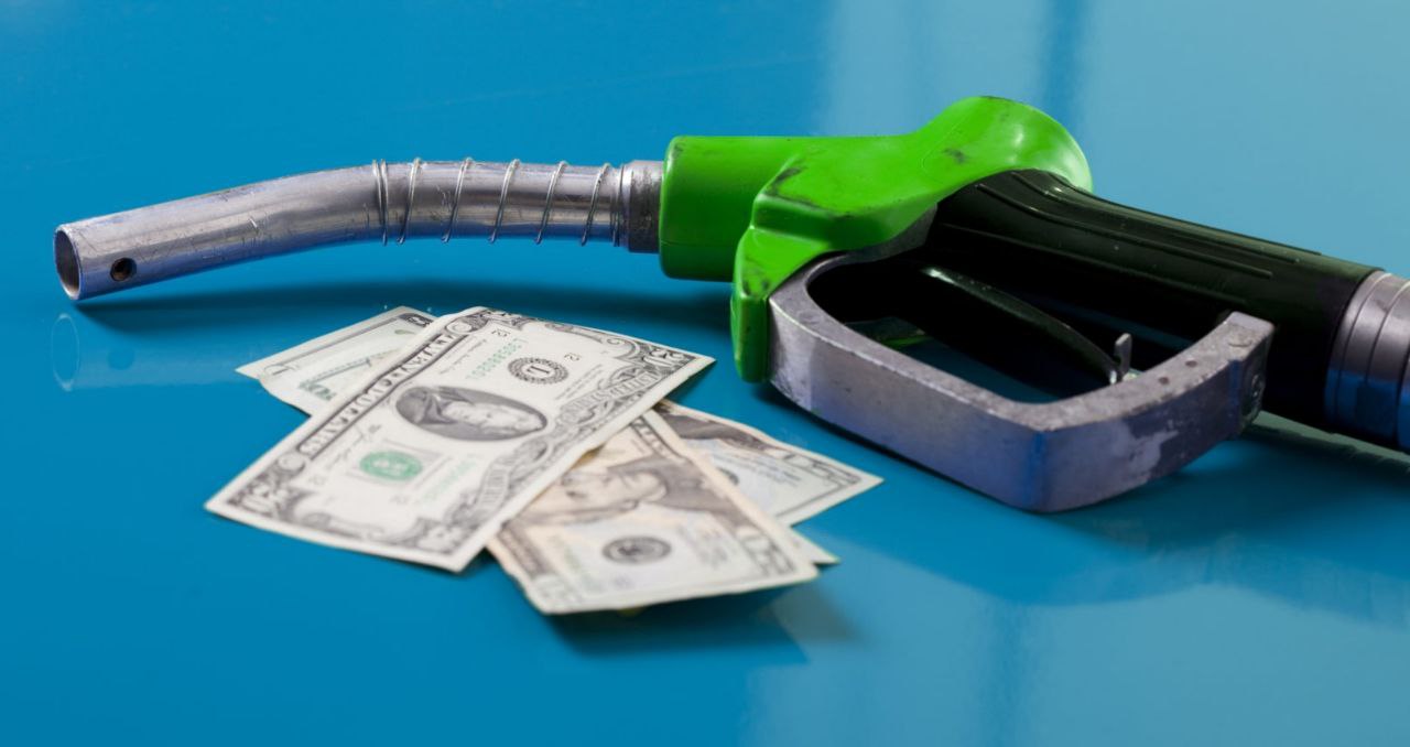 Бензин в Туркменистане на 14 64 дешевле чем в соседних странах В Центральной Азии самый дешевый бензин продается на автозаправках в Туркменистане средняя цена составляет 0 428 за литр передает GlobalPetrolPrices Туркменистан занимает 7 е место во всемирном рейтинге цен на бензин Казахстан расположился на 9 м месте 0 497 за литр Кыргызстан на 38 м месте 0 908 за литр Узбекистан на 55 м месте 1 105 за литр Таджикистан в рейтинг не включили По данным местных сетей АЗС розничная цена бензина в республике составляет 1 175 за литр Читайте также В Казахстане ввели полугодовой запрет на вывоз нефтепродуктов Власти России продлили ограничения на экспорт нефтепродуктов до конца июля 2026 года Власти Кыргызстана разрешили НПЗ Джунда вывозить бензин и дизтопливо за пределы ЕАЭС Logistan info Логистика Экономика