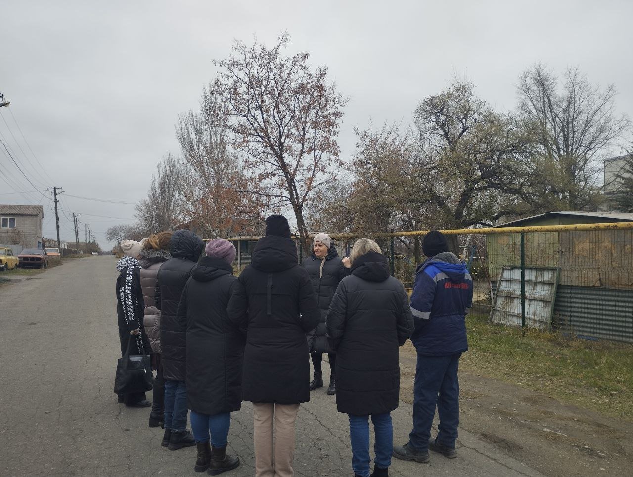 Состоялась очередная встреча заведующего Старокрымским территориальным сектором Администрации городского округа Мариуполь Цымбой Эллы с жителями пгт. Старый Крым.  В ходе проведения встречи обсуждались важные вопросы среди которых:  необходимость открытия в поселке аптечного пункта;  возможность демонтажа электроопор, пришедших в негодность;  проведение ремонтных работ наружного освещения;  газификация ИЖС.   По всем обращениям Элла Федоровна  предоставила детальные разъяснения в рамках действующего законодательства, отдельные вопросы взяла на личный контроль.