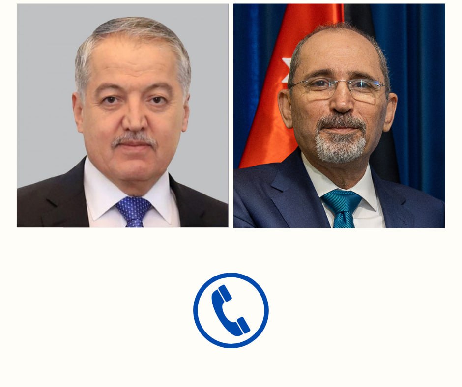 Министры иностранных дел Таджикистана и Иордании обсудили развитие двустороннего сотрудничества 27 октября 2025 года состоялся телефонный разговор между Министром иностранных дел Республики Таджикистан Сироджиддином Мухриддином и заместителем Премьер министра Министром иностранных дел и по делам эмигрантов Иорданского Хашимитского Королевства Айманом ас Сафади Об этом сообщает Министерство иностранных дел Республики Таджикистан В ходе беседы состоявшейся по инициативе иорданской стороны были обсуждены текущее состояние и перспективы развития двустороннего сотрудничества между Таджикистаном и Иорданией Стороны обменялись мнениями по вопросам представляющим взаимный интерес включая ключевые региональные и международные темы Собеседники подтвердили заинтересованность в дальнейшем укреплении политического диалога и развитии партнерских отношений между двумя странами