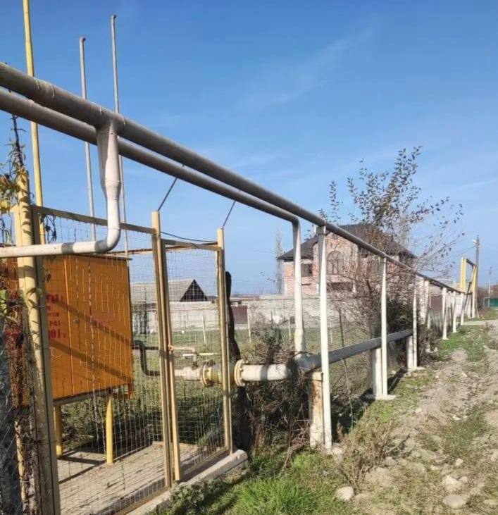 Сулейман Стальская межрайонная прокуратура направила в суд уголовное дело о хищении бюджетных средств при строительстве газопровода в селе Эминхюр Сулейман Стальской межрайонной прокуратурой утверждено обвинительное заключение по уголовному делу в отношении бригадира подрядной организации Он обвиняется по ч 4 ст 159 УК РФ мошенничество По версии следствия в 2021 2023 годах обвиняемый будучи ответственным за производство работ по государственному контракту по строительству газопровода в с Эминхюр Сулейман Стальского района не выполнил в полном объеме предусмотренные локальной сметой работы При этом представил заказчику документацию в которой указал завышенные объемы и стоимость выполненных работ на общую сумму более 1 млн рублей Уголовное дело направлено в Сулейман Стальский районный суд для рассмотрения по существу