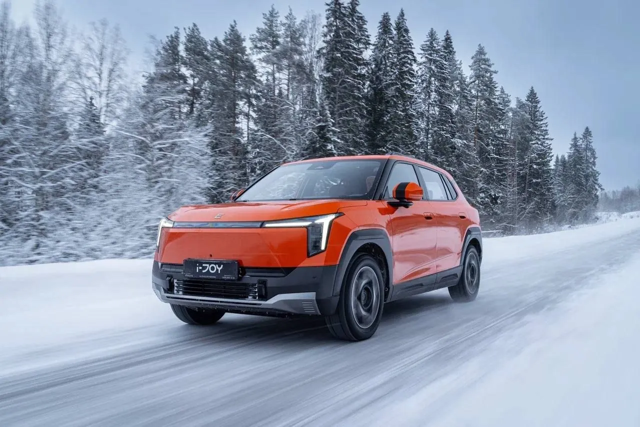 Продажи в РФ за I квартал Evolute обошёл Zeekr Рынок электромобилей в России по итогам I квартала вырос на 22 5 было продано 2272 машин Однако спрос заметно изменился Уже четвертый месяц подряд лидирует кроссовер Evolute i Joy занявший более 35 рынка с результатом 803 проданных авто На втором месте Geely EX5 205 ед На третьем месте Evolute i Sky 103 ед сразу за ним идёт Xiaomi YU7 102 ед Замыкает пятёрку Zeekr 001 всего 89 единиц Продажи Zeekr 001 сократились в 4 7 раза по сравнению с аналогичным периодом прошлым годом Это связывают с ростом цен и изменением правил уплаты утильсбора а также с насыщением спроса в премиум сегменте В приоритете у россиян сейчас более доступные электромобили стоимостью до 3 млн руб Именно в этом сегменте выросли продажи Evolute i Pro АмберАвто A5 а теперь лидерство закрепил Evolute i Joy обновлённый в конце прошлого года Эволют норм машины не у Эволют продажи выросли а меньше стали импортных покупать   с таким утилем это ожидаемо   EVforum MAX Наши чаты