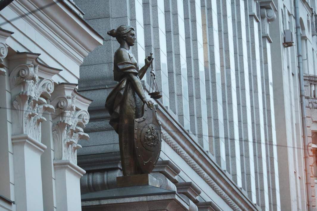 С 1 июля по делам об административных правонарушениях начнет действовать электронный документооборот. Теперь участники процесса смогут подавать заявления, ходатайства, жалобы и прочие документы в электронном виде через «Госуслуги» и другую информационную систему, которую определит Верховный суд РФ или судебный департамент при Верховном суде РФ. Также предполагается возможность направлять бумаги с помощью системы электронного документооборота, интегрированной с системой межведомственного взаимодействия.