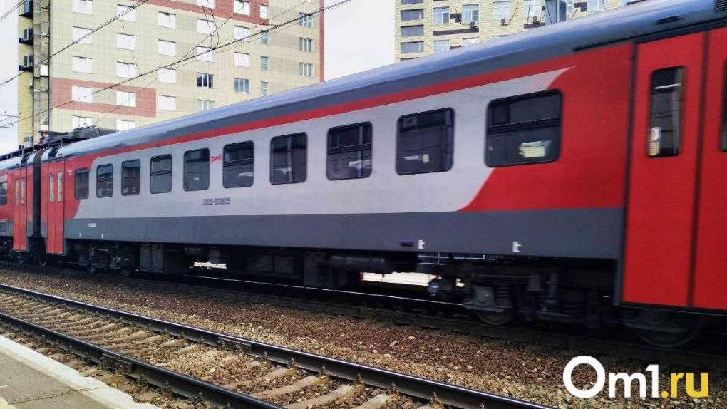 Стала известна стоимость билетов на поезд из Омска в Крым Компания перевозчик Гранд Сервис Экспресс запустила онлайн календарь где по введённой дате планируемой поездки можно рассчитать день и время когда билеты поступят в продажу Первые билеты уже можно купить поездки начинаются с апреля Например билет на 22 апреля из Омска в Симферополь можно купить по цене от 12 899 рублей в плацкарте и от 14 835 рублей в купе На вторую половину мая и летние месяцы билеты ещё не поступили в продажу Они будут доступны за 90 дней до отправления поезда Om1 Омск в MAX подписывайтесь и читайте новости без ограничений