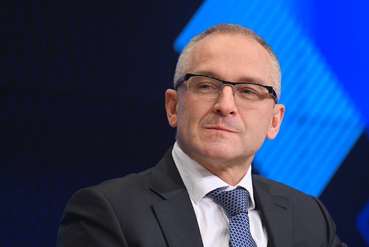 Михаил Мишустин назначил Дмитрия Вольвача руководителем Федеральной службы по аккредитации Дмитрий Вольвач родился в 1972 году в Москве. В 1996 году окончил Московский государственный университет им. М.В.Ломоносова по специальности «физика», в 1998 году – юридический колледж – специализированный институт юриспруденции Московского государственного университета им. М.В.Ломоносова по специальности «юриспруденция», в 2001 году – Всероссийскую государственную налоговую академию по специальности «финансы и кредит». Кандидат юридических наук. В 1998–2000 годах работал в межрайонной инспекции Министерства Российской Федерации по налогам и сборам №40 по городу Москве. С 2000 года трудился на различных должностях в Министерстве Российской Федерации по налогам и сборам, а позже в Федеральной налоговой службе. С 2019 по 2021 год являлся заместителем руководителя этого ведомства. С марта 2021 года занимал пост заместителя министра экономического развития Российской Федерации. Назарий Скрыпник, до настоящего времени руководивший Федеральной службой по аккредитации, освобожден от занимаемой должности по собственному желанию. Новости Правительства России