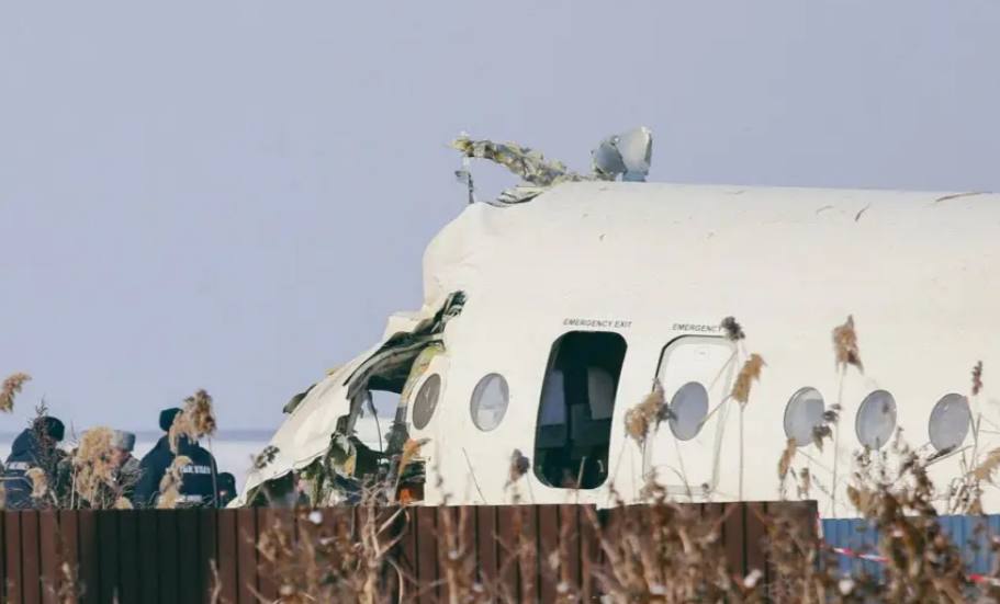 Крушение самолёта Bek Air суд признал пилотов виновными Авиакатастрофа с самолетом Fokker 100 компании Bek Air произошла 27 декабря 2019 года Лайнер вылетел из Алматы в Астану но почти сразу потерял высоту Затем он снёс забор и столкнулся с двухэтажным коттеджем недалеко от аэропорта На борту находились 93 пассажира и пять членов экипажа В результате крушения погибли 12 человек 58 летний Марат Муратбаев был командиром разбившегося воздушного судна Он погиб на месте авиакатастрофы 54 летний пилот Миржан Мулдакулов был госпитализирован Его выписали из больницы 21 января 2020 года в стабильном состоянии однако спустя неделю он умер Суд признал двух пилотов виновными без назначения наказания в связи с их смертью Напомним что это не первый суд о крушении самолета Bek Air В мае 2021 года ряд местных чиновников Талгарского района и риелтор были признаны виновными в продаже земли в поселке Гульдала в районе где в 2019 году потерпел крушение самолет Bek Air Их приговорили к различным срокам наказания
