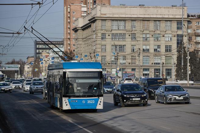 В Новосибирске в пасхальную ночь с 19 на 20 апреля запустят дополнительные троллейбусы. Об этом сообщили в пресс-службе мэрии города.  Во вторую смену 19 апреля будет обеспечен 100% выпуск подвижного состава для доставки жителей города на богослужение во время праздника Святой Пасхи,  — сообщают в администрации.  Дополнительные автобусы будут курсировать с 22 часов до четырех утра. Транспорт будет ходить от Знаменского храма по Богда Хмельницкого до Станиславского жилмассива и обратно, а также от Знаменского храма до Улицы Ленинградской и в обратном направлении.  #новосибирск