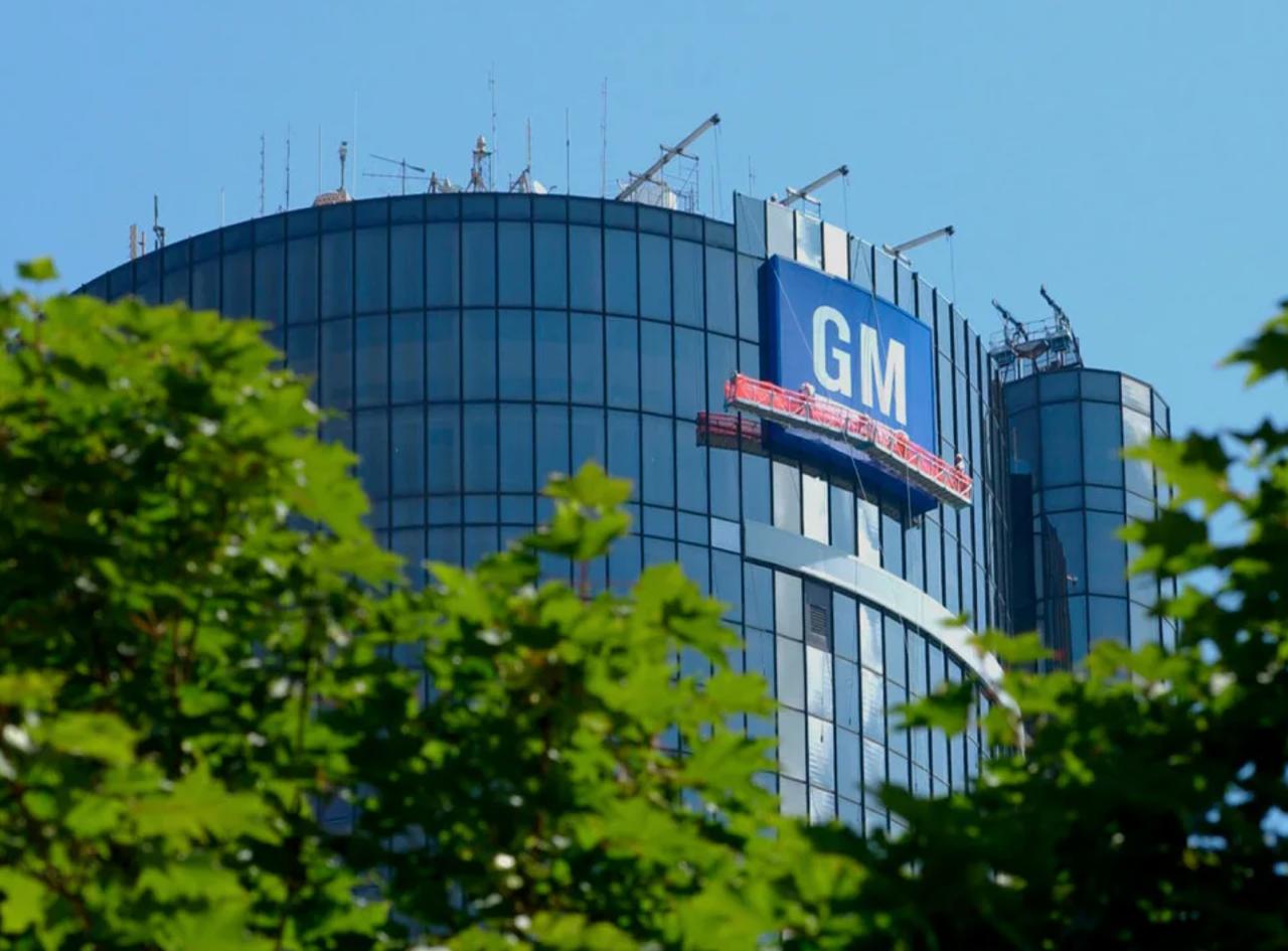 General Motors понесет расходы в размере 1 6 млрд в связи с изменением планов производства электромобилей В заявлении поданном GM во вторник в регулирующие органы говорится что эти расходы включают неденежное обесценение и другие расходы в размере 1 2 млрд возникшие в результате корректировки мощностей по производству электромобилей Остальные расходы связанные в первую очередь с комиссиями за расторжение контрактов и коммерческими расчетами связанными с инвестициями в электромобили После недавних изменений в политике правительства США включая прекращение действия некоторых потребительских налоговых льгот при покупке электромобилей и ужесточение правил по выбросам мы ожидаем что темпы внедрения электромобилей замедлятся говорится в заявлении GM