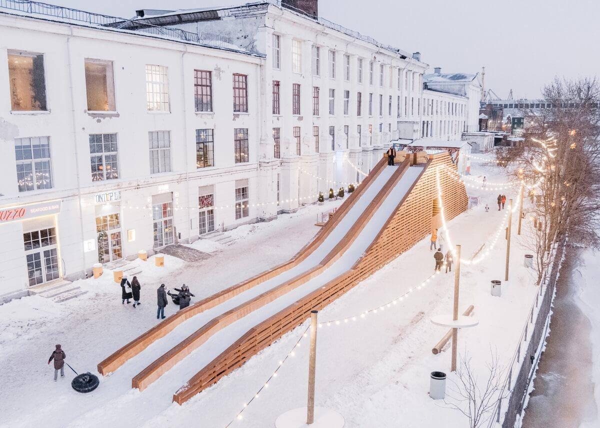 В Севкабеле уже в эту субботу откроют Горку у моря Зимний аттракцион высотой 7 метров и длиной 42 метра будет оборудован двумя дорожками Безлимитное катание с понедельника по четверг стоит 350 рублей с пятницы по воскресенье 600 рублей Эй Питер