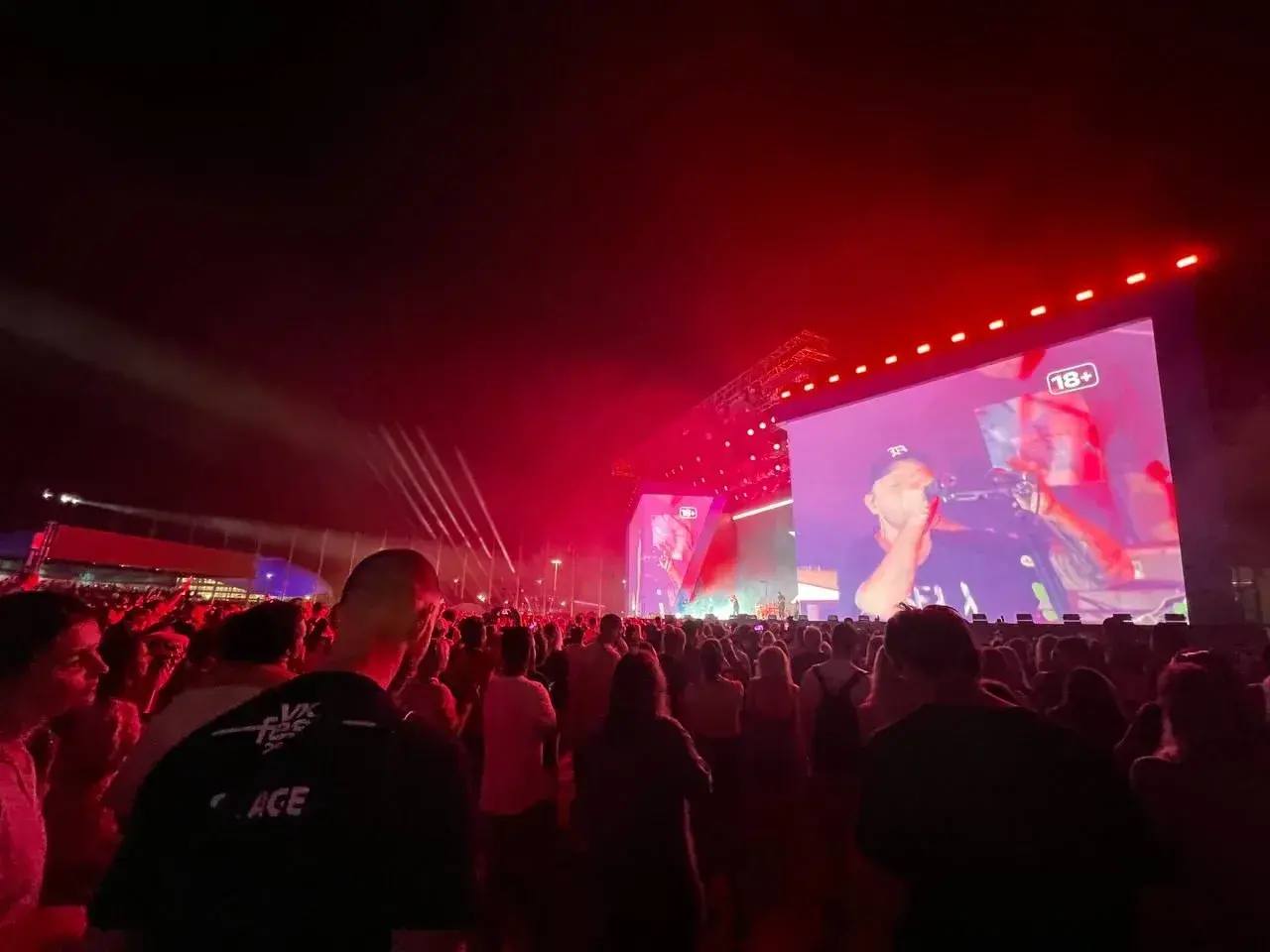 Стали известны даты проведения VK Fest 2026 в Москве Санкт Петербурге и Сириусе Фестиваль запланирован на июль следующего года В частности 4 и 5 июля событие пройдёт в Петербурге В столице 18 и 19 июля Уже продают билеты на мероприятия Также фестиваль придёт и на Кубань 11 июля фестиваль примут в Сириусе Плюс стало известно что будут открыты дополнительные площадки и в других городах О них расскажут позже Кстати фестиваль в 2025 году впервые приняли в Челябинске и Казани В общей сложности за полтора месяца он собрал более 205 тысяч зрителей Также событие по количеству задействованных артистов вошло в книгу рекордов России На площадках выступило 295 вокалистов и ансамблей Телеканал Краснодар в MAX Написать нам