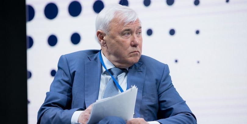 В Госдуме объяснили как хотят привлечь игроков в тотализатор на фондовый рынок Букмекеров обяжут размещать на своих сайтах и в пунктах приема ставок информацию о классических инвестициях В конце октября Госдума приняла в первом чтении законопроект обязывающий организаторов азартных игр предупреждать клиентов о рисках и последствиях участия в них В комментарии для РБК Инвестиций глава комитета Госдумы по финансовому рынку Анатолий Аксаков рассказал как и зачем игроманов будут убеждать инвестировать Клиенты букмекеров азартные люди многие с зависимостью которые теряют большие деньги Среди них есть те кто мог бы инвестировать в свои любимые команды или компании Поэтому им будут показывать баннеры о том что можно не пытать счастье а вкладывать деньги с меньшими рисками и стабильным доходом Если это делается в удаленном формате то есть через электронные средства то вы просто будете постоянно на странице где принимаются ставки видеть информацию что есть альтернатива этим рискованным шагам Ну и дальше уже ваше дело принимать решение об альтернативе либо делать ставки уже в букмекерской конторе для того чтобы попытать счастье и угадать счет той или иной спортивной игры спортивного состязания сказал Аксаков Подробнее www rbc ru quote news 691710129a79476f263eca94 Фото Андрей Махотин для РБК Подписаться на Сам ты инвестор