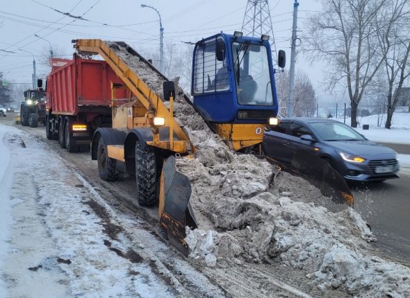 В Иркутске продолжается круглосуточная уборка дорог и тротуаров от снега Более 100 рабочих и 50 единиц техники задействованы в очистке улиц города    Читать подробнее на сайте...