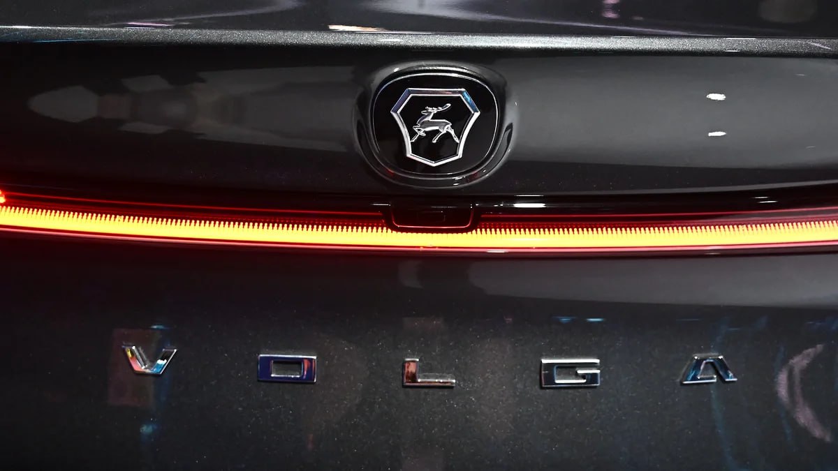 Кроссовер Volga К50 производить который планируют в Нижнем Новгороде прошел сертификацию и получил одобрение типа транспортного средства ОТТС Теперь эту модель можно продавать в России Автомобиль оснастят полным приводом двухлитровым двигателем мощностью 238 лошадиных сил и восьмиступенчатой автоматической коробкой передач Заявителем на оформление ОТТС указано ООО Объединенный инженерный центр а производителем ООО Нижегородские легковые автомобили Фото Александр Миридонов Коммерсантъ   Подписывайтесь Делитесь мнением о канале