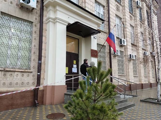 В Ростове уволили судью Викторию Мамелко за дисциплинарный проступок  В Ростове уволили судью пятого квалификационного класса Викторию Мамелко, работающую в Ленинском районном суде, за дисциплинарный проступок. Такое решение было принято на заседании квалификационной коллегии судей Ростовской области, о чем сообщила пресс-служба региональной ККС.   В ходе рассмотрения дела коллегия выявила нарушения в действиях судьи, которые квалифицировали как дисциплинарный проступок. В связи с этим Мамелко была досрочно лишена полномочий и пятого квалификационного класса судьи. Конкретные детали и причина нарушения не раскрываются, однако в официальном сообщении подчёркивается, что решение принято на основании признания наличия дисциплинарного проступка.