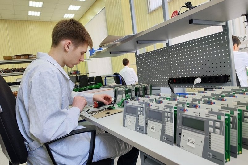 Резидент СПВ вложит 120 млн рублей в производство электрооборудования на Сахалине Новый резидент свободного порта Владивосток СПВ — компания "ЧЭАЗ — Дальний Восток" — создаст производство электротехнического и электрощитового оборудования в Корсакове. На производственной площадке будут выпускать высокотехнологичную и наукоемкую продукцию, востребованную в ключевых отраслях Дальнего Востока — электроэнергетике, нефтегазовом комплексе, перерабатывающей и горнодобывающей промышленности. Проект ориентирован на замещение импортных решений отечественными аналогами. Отмечается, что размещение производственной базы в регионе позволит существенно сократить логистические издержки, ускорить сроки поставок и повысить надежность оборудования в эксплуатации. Подробнее — в материале. Фото: КРДВ SakhalinMedia Прислать новость