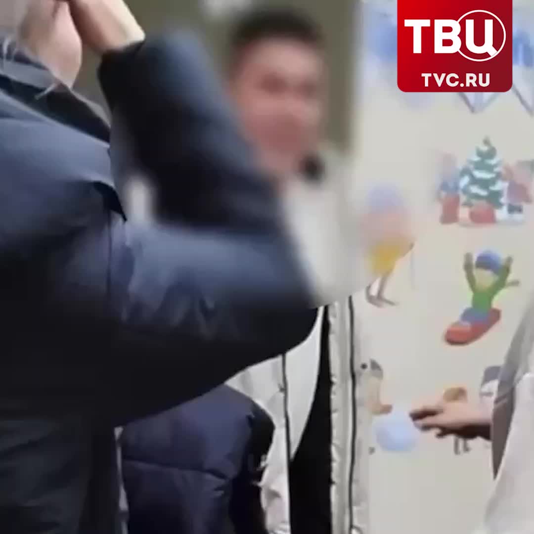 Отец в Челябинске устроил скандал в детсаду из-за подарка от Деда Мороза