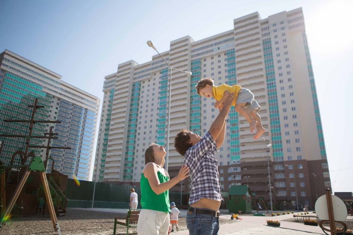 В Госдуме хотят расширить семейную ипотеку на вторичку Предполагается расширить список регионов где сниженная ставка в 6 действует только на первичку а также смягчить условия для льготной ипотеки на вторичку Поводом для этой инициативы стали массовые жалобы россиян на недоступность жилья говорят депутаты Напомним сейчас сниженная ставка доступна на оба вида жилья только в 901 населенном пункте Среди них Воркута Норильск Тында Кяхта Гусиноозерск Прохладный Медвежьегорск Иннополис Геленджик и другие города и поселки Подписаться на truekpru Читать нас в MAX