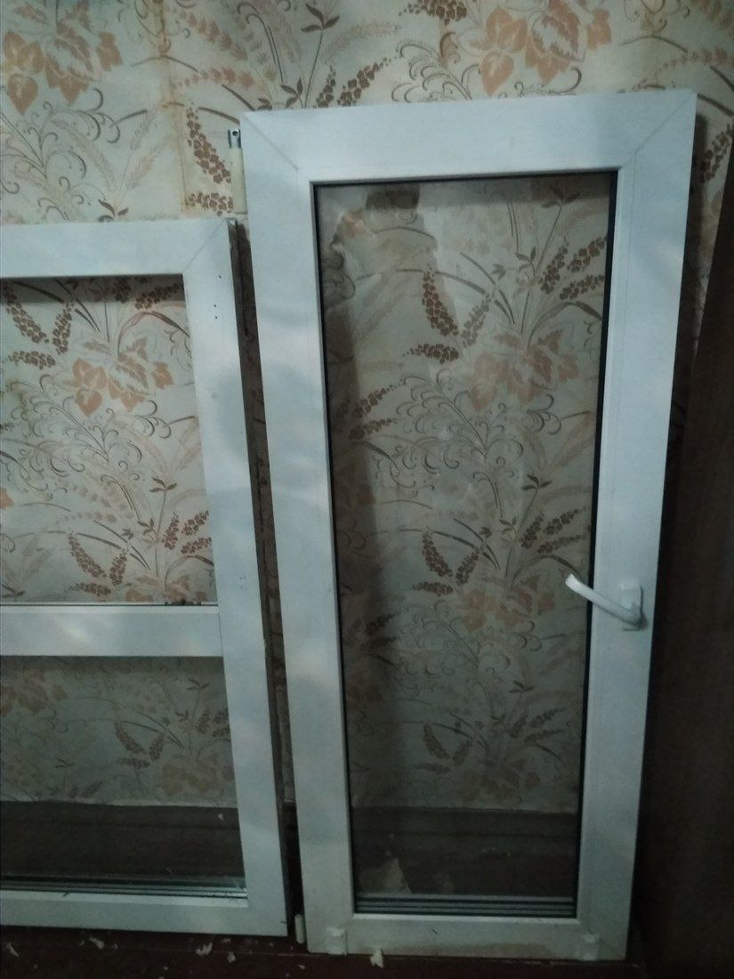 Жительница Советского района подозревается в краже окон из расселенного дома В дежурную часть ОМВД России по Советскому району поступило заявление от 43 летнего местного жителя о краже имущества из расселенного дома Сумма материального ущерба составила 110 тысяч рублей В ходе проведенных оперативно розыскных мероприятий полицейские установили подозреваемую в краже пластиковых окон принадлежащих заявителю Ею оказалась 44 летняя жительница Советского района Женщина пояснила что для замены окон в своем жилище решила похитить стеклопакеты из аварийного дома Договорившись со знакомыми которых она не посвятила в свои преступные намерения она на автомобиле прибыла к расселенному дому где её приятель демонтировал окна а подруга помогла вывезти похищенное В ходе проведенных мероприятий пластиковые окна были изъяты В совершенном преступлении женщина раскаялась Сотрудники полиции проводят мероприятия по установлению всех обстоятельств преступления В настоящее время следственным отделом ОМВД России по Советскому району возбуждено уголовное дело по признакам преступления предусмотренного п б в ч 2 ст 158 УК РФ Кража совершенная с незаконным проникновением в помещение либо иное хранилище с причинением значительного ущерба гражданину Максимальная санкция данной статьи предусматривает наказание в виде лишения свободы на срок до 5 лет Ранее женщина к уголовной ответственности не привлекалась в отношении неё избрана мера пресечения в виде подписки о невыезде и надлежащем поведении