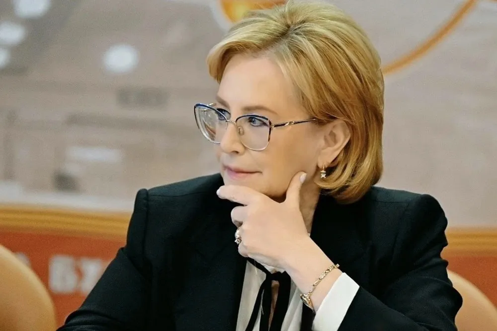 ФМБА получило разрешение на применение новой вакцины от рака кишечника Инновационная персонализированная неоантигенная мРНК вакцины Онкорна будет применяться ля терапии колоректального рака сообщила руководитель ФМБА Вероника Скворцова После введения вакцины под кожу иммунная система пациента активируется и иммунные клетки начинают атаковать опухоль объяснила Вероника Скворцова Доклинические исследования препарата полностью подтвердили его эффективность и безопасность Полученные данные позволили начать клиническое применение вакцины Российская газета побеседовала с руководителем ФМБА о том как нейротехнологии помогают отодвинуть старение мозга как спасают от рака инновационные персонализированные вакцины и кому доступно такое лечение   rg ru 2026 04 13 dolgo zhit zdorovo html tgm Читать нас в MAX