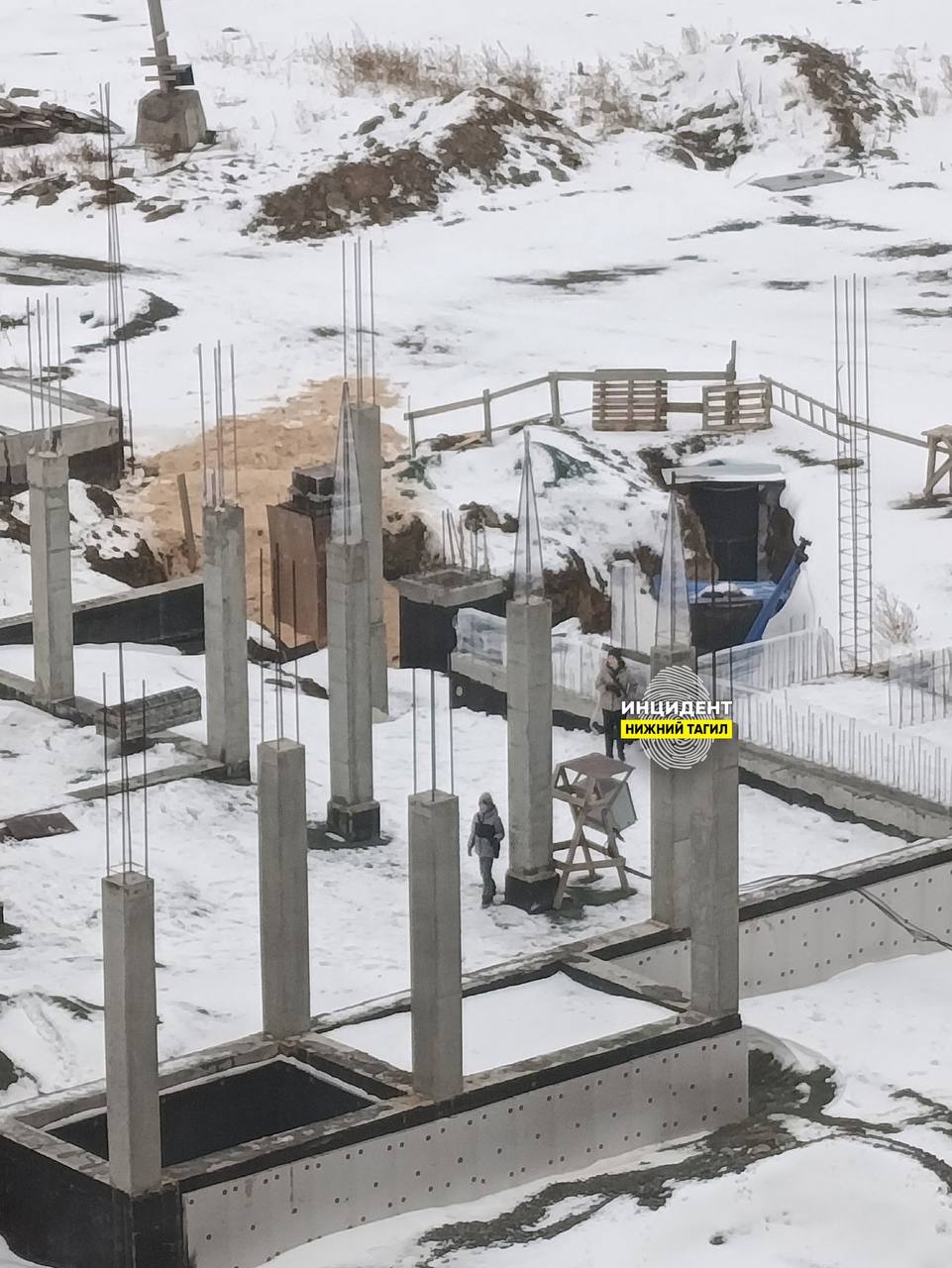 Школьницы устроили опасные игры на стройке на Трагилстроевской, 1.  Девочки лазили по строительным конструкциям, бегали и пытались поджечь бочку. Стройка не охраняется, забор сломан. Поэтому туда постоянно наведываются дети, пишет «Инцидент Нижний Тагил».  Горожане переживают, что такие игры могут закончиться бедой.    Подписаться   прислать новость