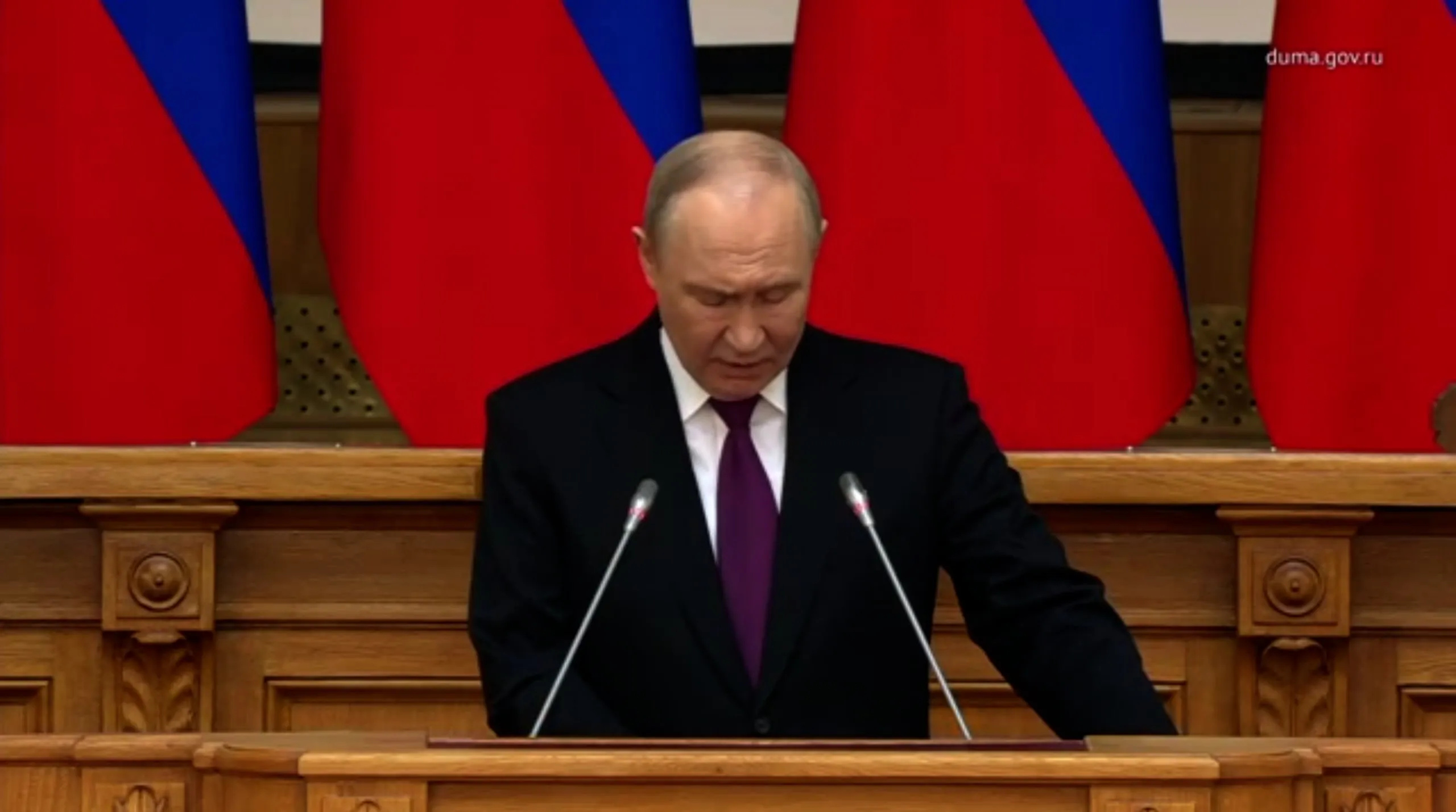 Путин призвал не зацикливаться на запретах и процитировал Солженицына на выступлении в Петербурге В Таврическом дворце Путин выступил на заседании Совета Законодателей приуроченном ко Дню российского парламентаризма Долги регионов Путин напомнил о списании двух третей задолженностей субъектов федерации по бюджетным кредитам на сумму больше триллиона рублей до 2030 года В этом году регионы должны будут выплатить 100 миллиардов рублей из оставшегося долга Путин вспомнил о предложении Единой России перенести выплату на более поздний срок Давайте так и сделаем заявил Путин под аплодисменты зала Выборы Говоря о предстоящих в сентябре выборах в Госдуму Путин заявил Выборный процесс порой острая конкуренция кандидатов партий не должны влиять на планомерную полноценную законодательную работу Он пожелал удачи будущим кандидатам и процитировал слова Солженицына сказанные в 1994 году в Госдуме Власть это не добыча в конкуренции партий это не награда это не пища для личного честолюбия Власть это тяжелое бремя это ответственность обязанность и труд И труд Сплоченность В начале Путин говорил о 120 летии первого созыва Государственной Думы и говорил о сплоченности современных законодателей Парламентарии открыли свой фронт сопротивления и борьбы за Россию Путин заявил что сплоченность всех парламентских партий и регионов проявляется прежде всего в поддержке специальной военной операции По его словам ошиблись те кто думал что многопартийная демократия с ее разностью позиций подходов конкуренцией это наше уязвимое место Запреты В обращении к депутатам Путин заявил что зацикливаться только на запретах ограничениях контрпродуктивно Излишние барьеры тормозят развитие это все явления вечные проходящие а Россия вечна Фото кадр прямой трансляции Больше важного про Петербург в телеграм канале Бумаги