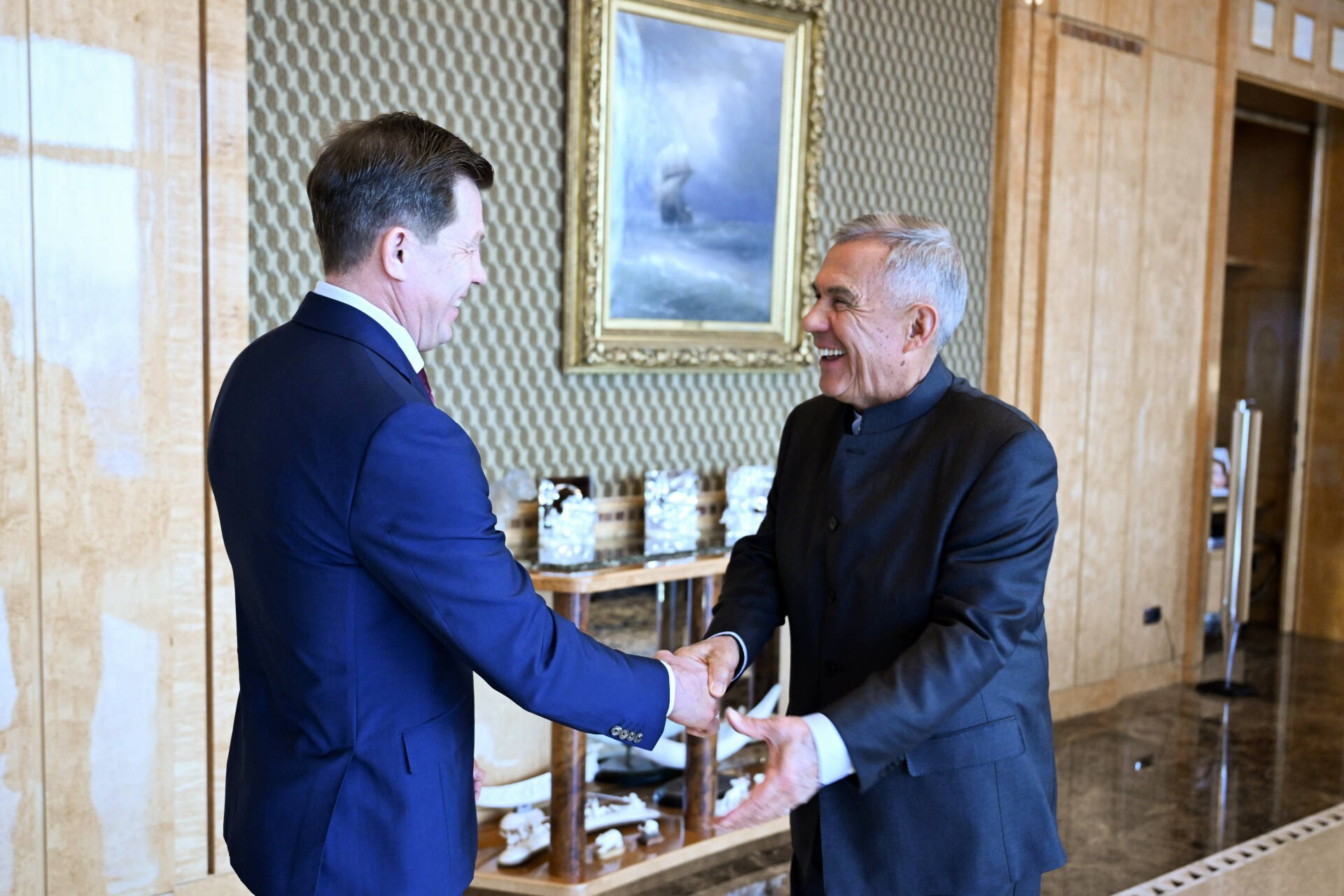 Рустам Минниханов встретился с президентом Союза биатлонистов России Виктором Майгуровым Раис Республики Татарстан Рустам Минниханов сегодня провел встречу с президентом Союза биатлонистов России Виктором Майгуровым Об этом сообщает пресс служба Раиса РТ Стороны обсудили перспективы развития биатлона в республике а также вопросы поддержки спорта в целом Отдельное внимание было уделено темам актуальным для регионального и российского спортивного сообщества включая возможность проведения в Татарстане соревнований всероссийского уровня Читать полностью