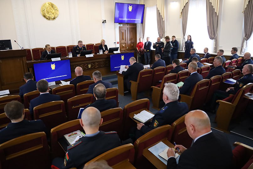 В Генеральной прокуратуре состоялось республиканское координационное совещание по борьбе с преступностью и коррупцией #официально В мероприятии приняли участие представители МВД во главе с заместителем Министра внутренних дел - начальником криминальной милиции Геннадием Казакевичем. В своем докладе он отметил, что МВД совместно с иными госорганами последовательно реализуется комплекс мер по борьбе с коррупцией. За пять месяцев нынешнего года задокументировано девять схем, связанных с системной "деловой" коррупцией. Так, изобличена преступная деятельность 25 должностных лиц, которые систематически получали вознаграждения общая сумма - более 250 тысяч евро от группы аффилированных иностранных и отечественных компаний за обеспечение побед в закупках оборудования и инструмента. Наибольшее количество взяточников выявляется территориальными ОВД в промышленности, сельском хозяйстве и строительстве. Одной из самых криминогенных сфер остаются оборот КРС и переработка мяса. В предстоящий период особое внимание будет уделено ходу заготовительной и уборочной кампаний, раскрытию преступлений, связанных с падежом КРС, заготовкой мяса, его переработкой и реализацией.