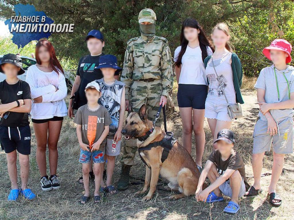 В Запорожской области прошел турслет с Росгвардией В Мелитопольском районе прошел туристический слет для школьников, приуроченный ко Дню молодежи. При поддержке Росгвардии ребята участвовали в разминке, учились основам самообороны и знакомились с армейским бытом — от установки палаток до сухпайков. Настоящий восторг вызвало шоу кинолога «Зены» и ее бельгийской овчарки Зоргана. Завершился день спортивной эстафетой — драйв, движение и живой интерес к службе в Росгвардии!
