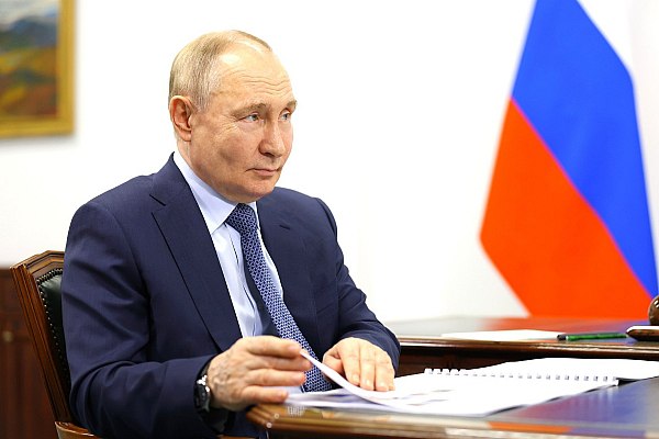 Владимир Путин подписал закон о сертификации аналогов импортных авиазапчастей Президент России Владимир Путин подписал закон который наделяет Росавиацию полномочиями по сертификации и одобрению использования альтернативных запчастей при ремонте авиатехники что будет способствовать развитию отечественного производства Соответствующий документ размещен на сайте официального опубликования правовых актов Об этом сообщает Прайм Закон принят в целях развития отечественного производства альтернативных компонентов гражданской авиационной техники РМА необходимых для замещения оригинальных расходных частей применяемых при ремонте иностранных компонентов отечественными предприятиями aviaru net n288262