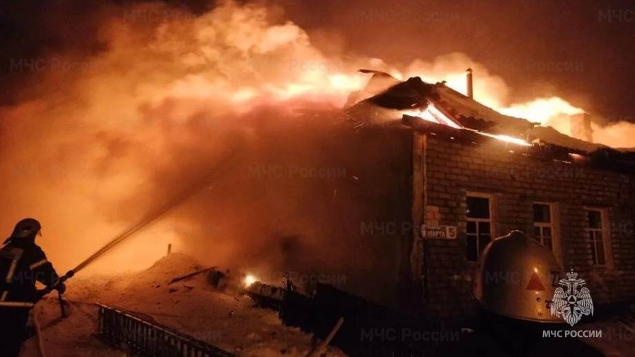 В Калужской области за новогодние праздники при пожарах погибли трое людей Как сообщил на заседании областного правительства начальник Главного управления МЧС Владислав Блеснов в регионе за зимние каникулы произошло 74 пожара В огне погибли три человека еще два пострадали 18 человек в том числе пятерых детей удалось спасти Не грузит телеграм Подписывайся на наш канал в MAX